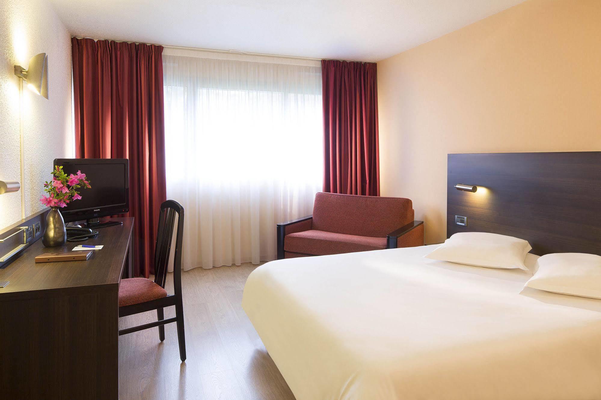 Oceania Quimper Hotel Exterior foto